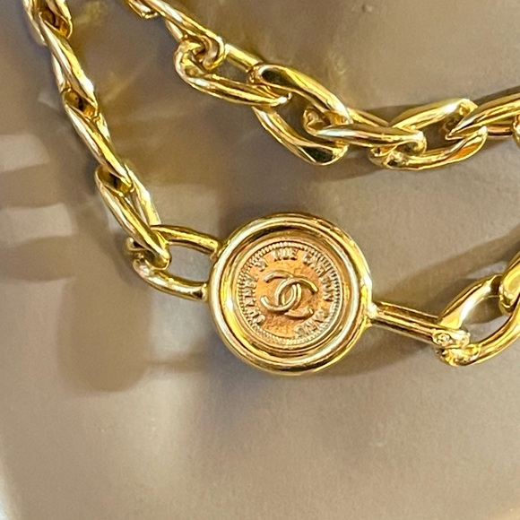 Vintage 1993 (93A) Chanel Authentic Gold finish chain belt - Picture 13 of 16